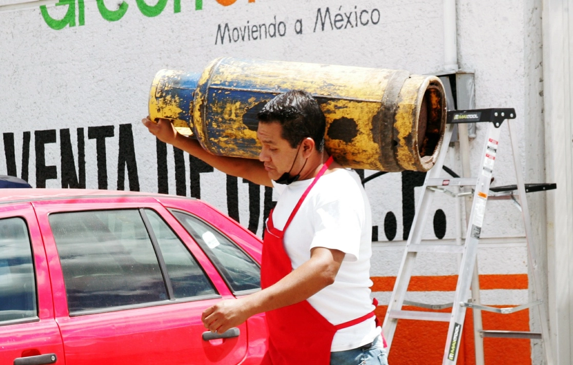 El precio del gas LP se encarecerá desde este domingo, pues su costo promedio nacional se elevó 1.8 por ciento respecto a la semana pasada, según la lista publicada por la CRE. Foto Roberto García Rivas 