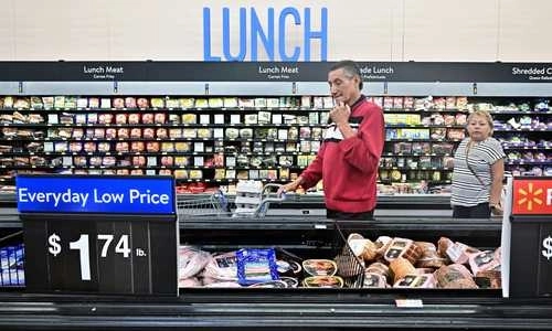 Los precios al consumidor en EU aumentaron en octubre según lo previsto, y el avance hacia una inflación menor se ha desacelerado desde mediados de año, lo que podría traducirse en menos recortes de las tasas de interés por parte de la Fed el año que viene. Foto Afp / Archivo