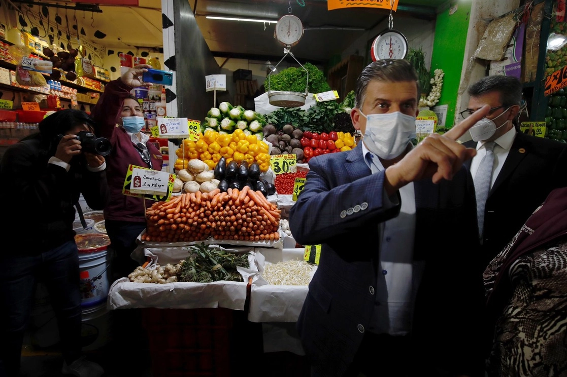 Ricardo Sheffield, titular de la Procuraduría Federal del Consumidor, realiza un recorrido de verificación de precios y etiquetado en la zona de frutas y verduras de la Central de Abasto. Foto Cristina Rodríguez
