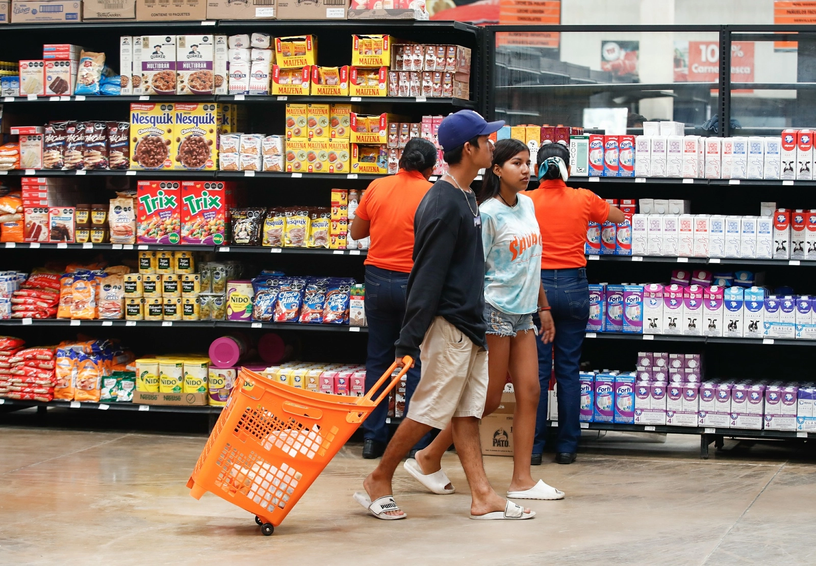 Residentes realizan sus compras en un supermercado reabierto en Acapulco el 6 de noviembre de 2023. Foto Víctor Camacho