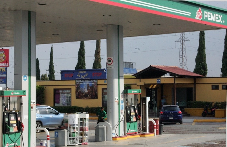 Gasolinera en la México-Pachuca. Foto Roberto García Rivas