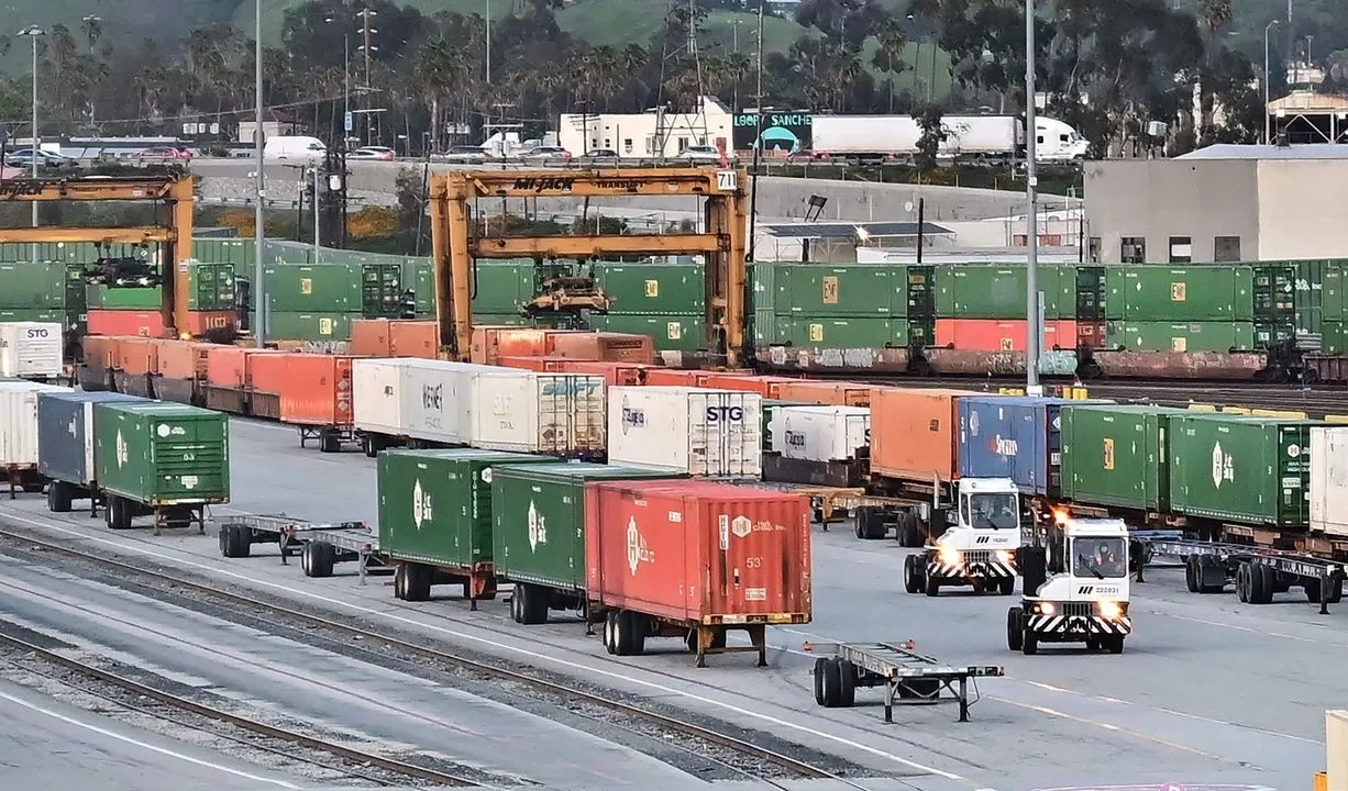 Contenedores de carga en la Instalación Intermodal de Remolques y Contenedores de Union Pacific en Los Ángeles, California, el 1 de abril de 2025. Foto
