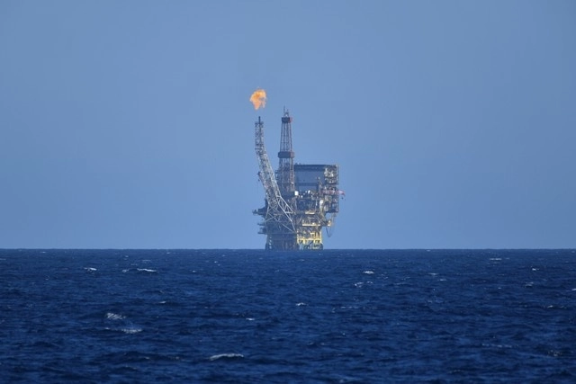 Una plataforma de gas y petróleo frente a la costa de Libia en el Mediterráneo Central en la zona de Bahr Essalam Gas Field y Bouri Oilfiield. Foto Europa Press / Archivo
