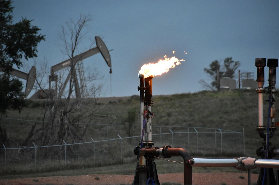 Una antorcha para quemar metano de la producción de petróleo se ve en una plataforma de pozo cerca de Watford City, Dakota del Norte. Foto Ap