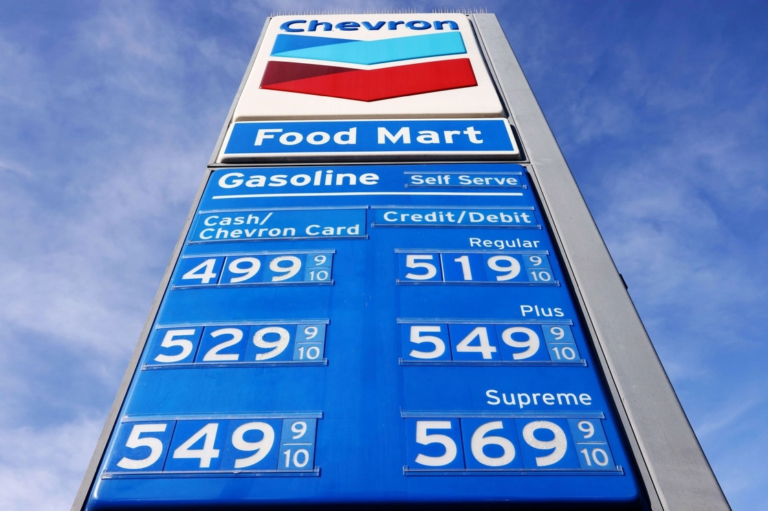 Precios en una gasolinera de Chevron en California. Foto Afp
