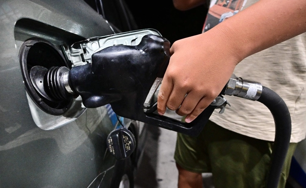 Un hombre bombea gasolina a un vehículo en imagen de archivo. Foto Afp