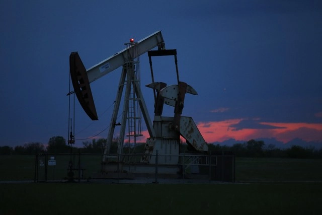 Las cotizaciones internacionales del petróleo continúan con su racha alcista y mantienen ganancias ante señales de mejora en la demanda de crudo en China y el recorte petrolero por la OPEP+. La imagen, de abril pasado, en Oklahoma. Foto Ap