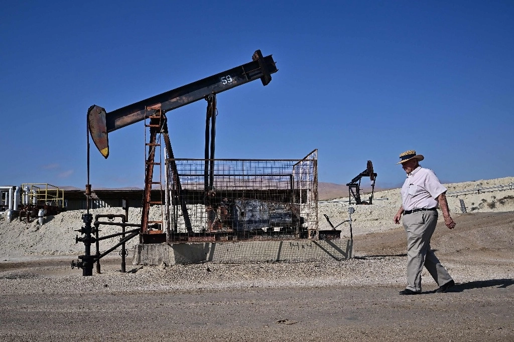 Bomba de extracción de petróleo en un pozo de California. Foto Afp.