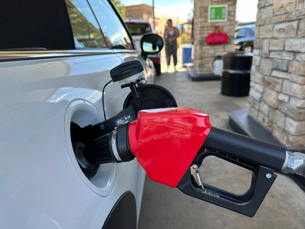 Un automovilista llena el tanque de gasolina de un vehículo en un almacén de Costco el jueves 22 de agosto de 2024 en Parker, Colorado. Foto Ap