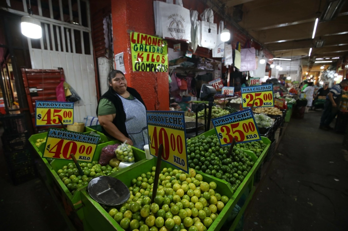 Para ConComerciPequeño, imponer “topes en los precios de productos de consumo popular”, podría “generar desabasto y mercado negro”. Foto Yazmín Ortega Cortés / Archivo