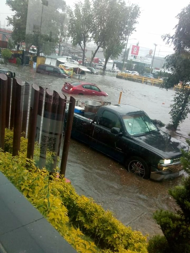 Autos anegados en Villas de la Hacienda, Atizapán de Zaragoza. Foto La Jornada