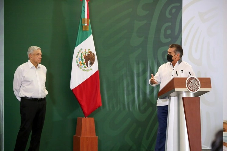 El presidente Andrés Manuel López Obrador y el gobernador de Nuevo León, Jaime Rodríguez Calderón, en la conferencia matutina del 27 de agosto de 2020, que se realizó en esa entidad. Foto tomada del Twitter de @JaimeRdzNL