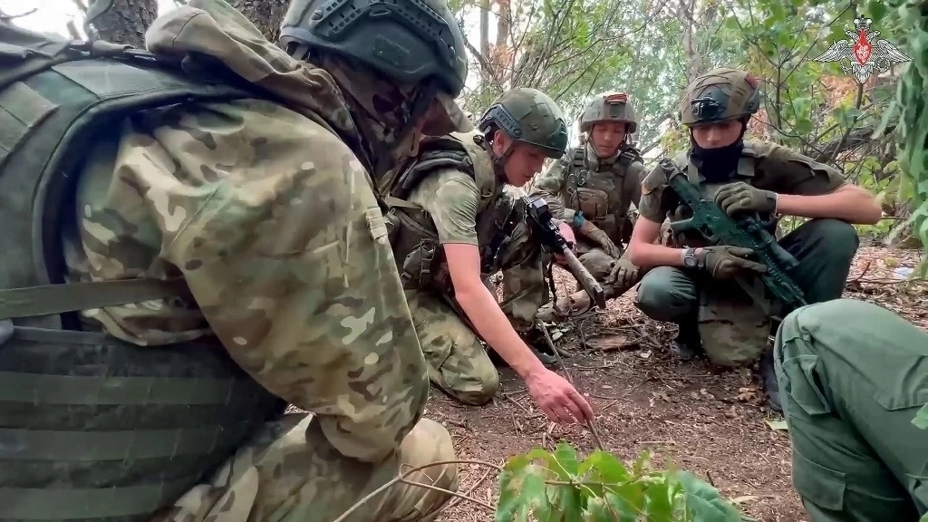 Soldados rusos en medio de una operación militar en Ucrania, el 8 de octubre de 2024. Foto Ministerio de Defensa de Rusia vía Ap