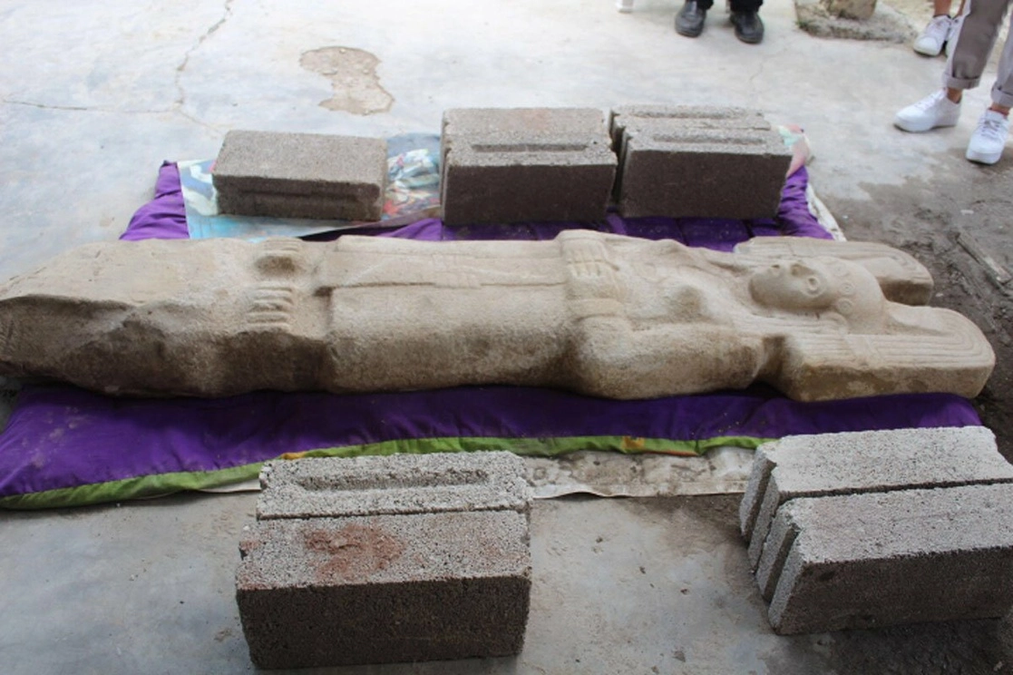 Habitantes de la comunidad de Hidalgo Amajac, Veracruz, recibieron el 2021 con el descubrimiento de una escultura femenina de casi dos metros de altura. Foto tomada del Twitter @INAHmx