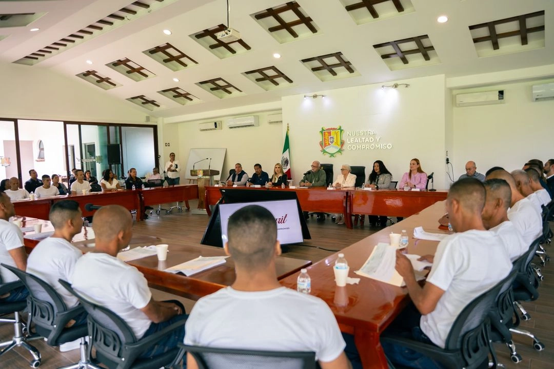 El gobernador y su esposa presidieron el acto donde los 22 mujeres y hombres presos fueron liberados. Foto