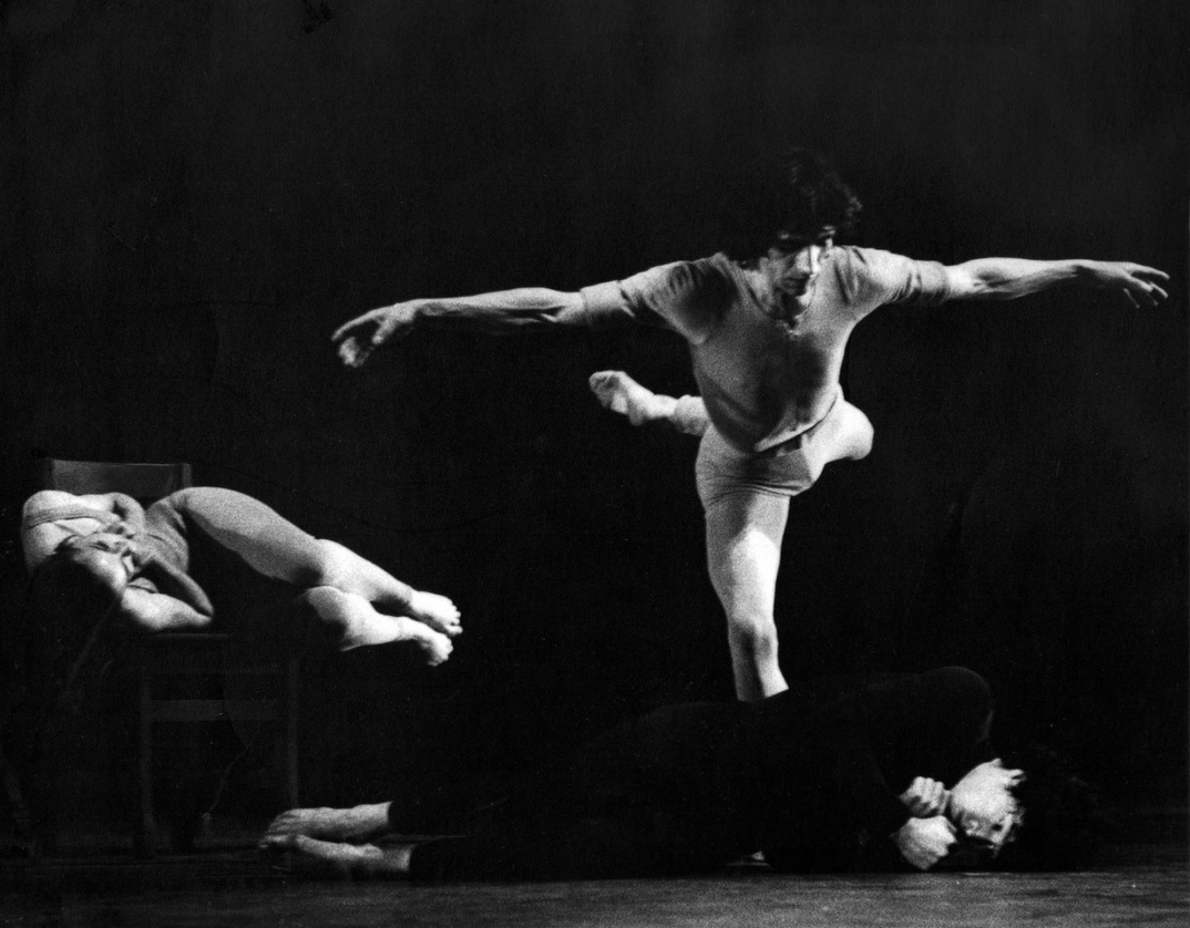 El bailarín y coreógrafo Bernardo Benítez soñaba con ser director de teatro. Sin embargo, a los 26 años incursionó en el mundo de la danza moderna gracias a Raúl Flores Canelo y Gladiola Orozco, quienes lo invitaron al Ballet Independiente. Foto cortesía Colección Cenidi-Danza