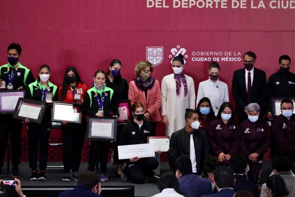 La jefa del gobierno capitalino, Claudia Sheinbaum, encabeza la ceremonia de Reconocimiento a lo Mejor del Deporte de la Ciudad de México 2021, el 22 de diciembre de 2021. Foto Roberto García Ortiz 