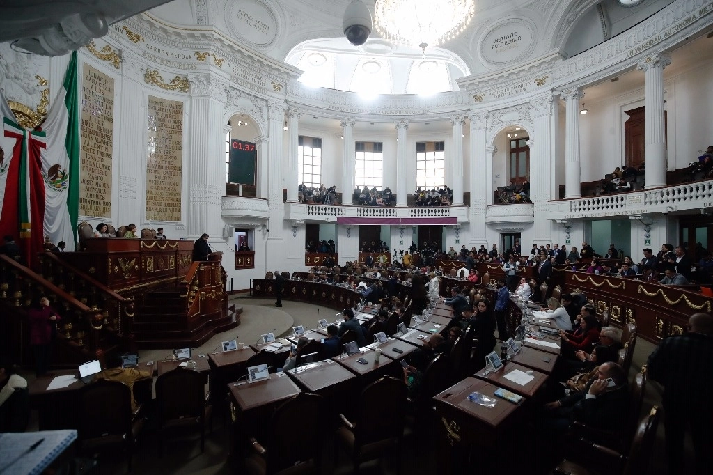 Diputados enfrentan críticas por la poca o nula actividad legislativa, como la falta de dictaminación de iniciativas en comisiones e inasistencias. Foto Cristina Rodríguez