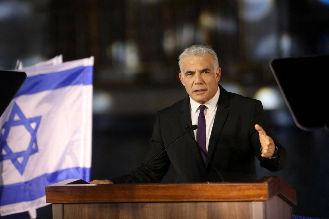 Yair Lapid, primer ministro de Israel, durante una ceremonia de graduación de oficiales de la marina israelí en la ciudad de Haifa. Foto Afp.