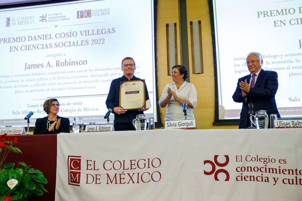 El economista inglés, James A. Robinson (c,izq) tras la entrega del premio. Foto Pablo Ramos
