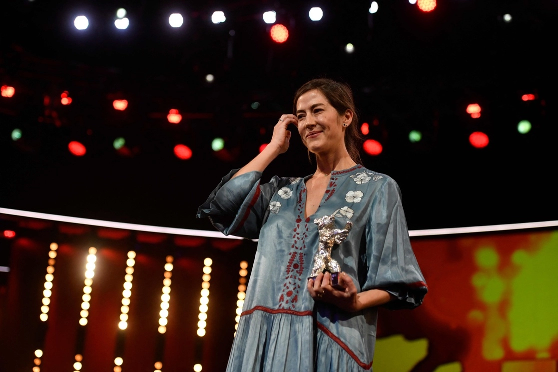 La directora mexicana Natalia López Gallardo recibe el Premio del Jurado de la Berlinale por su película 'Manto de Gemas', el 16 de febrero de 2022. Foto Afp 