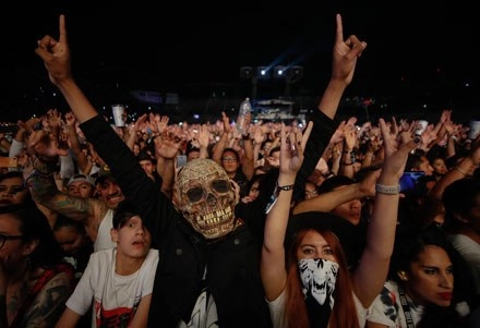 Además de pasar por los acostumbrados filtros de seguridad, los asistentes al festival del Foro Sol cruzaron uno que les medía la temperatura para detectar posibles contagios del nuevo coronavirus. Foto Víctor Camacho