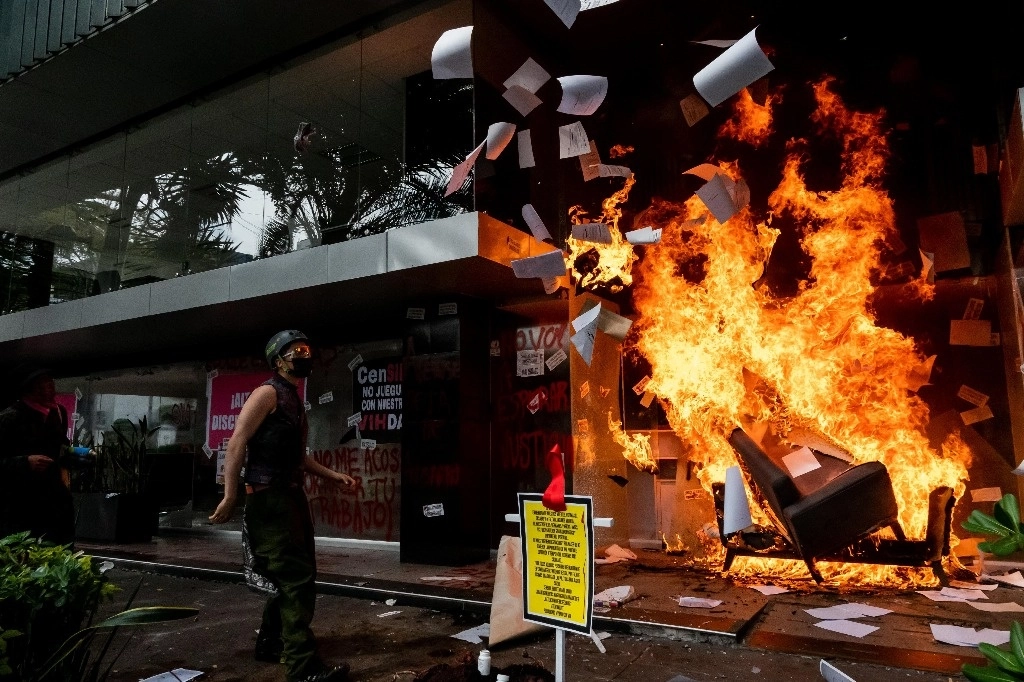 En el Día Mundial de la Lucha contra el Sida, inconformes se manifestaron en la entrada de las oficinas de Censida, en Polanco. Tras romper los vidrios de la fachada del edificio, sacaron al menos tres sillones que apilaron y quemaron. Foto Cuartoscuro