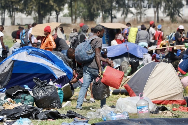 Más de mil migrantes se encuentran en el albergue temporal instalado en la alcaldía Tláhuac. El INM ha comenzado la movilización de algunos para desfogar el sobrecupo. Foto Luis Castillo / Archivo