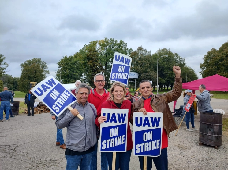 La Conferencia de Liderazgo de Trabajadores Latinos/as, la Labor Notes, la Casa Obrera del Bajío y la United Auto Workers realizaron ayer una protesta ante la sede de Manufacturas VU, en Michigan, para exigirle el respeto de los derechos laborales de los trabajadores que quedaron desempleados. Foto cortesía de Casa Obrera del Bajío 