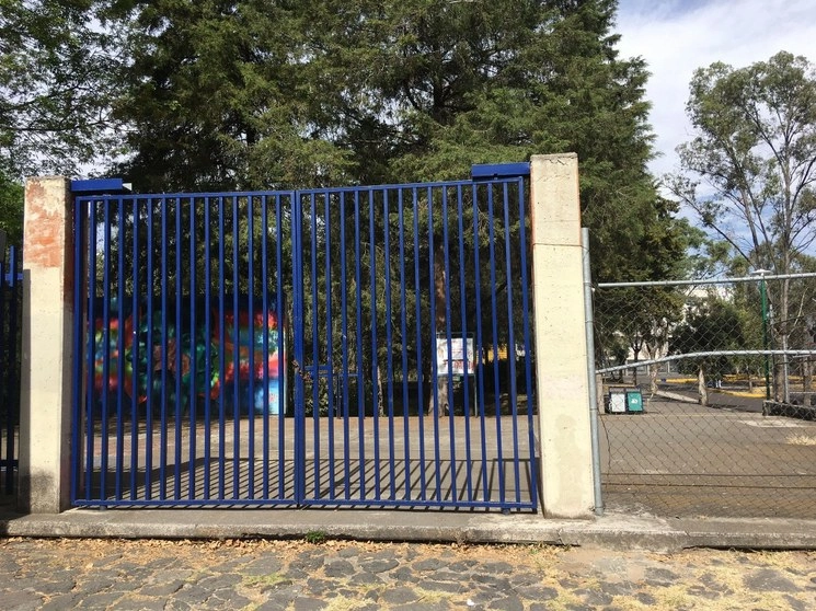 Cierre de puertas en la Facultad de Ciencias Políticas y Sociales tras la toma de las instalaciones. Foto de Twitter @eisaunam