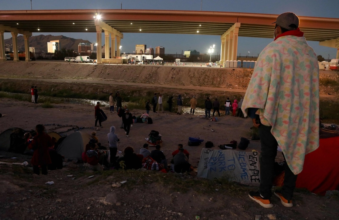 Migrantes venezolanos acampan frente al puesto de operaciones de la Patrulla Fronteriza de EU al otro lado del río Bravo en Ciudad Juárez, Chihuahua, México, el 25 de octubre pasado. Foto Afp
