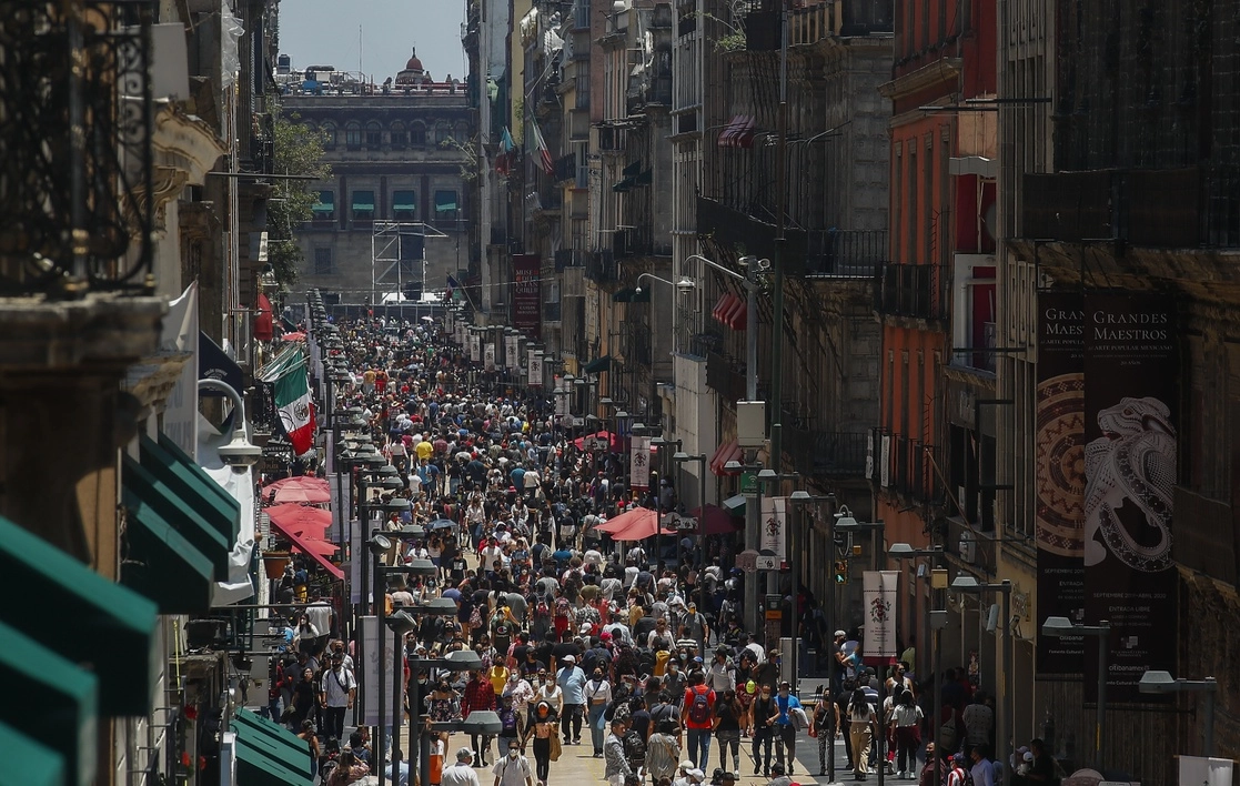 Miles de capitalinos salieron a las calles de la Ciudad de México para hacer compras en el Centro Histórico o pasear en esa zona de la metrópoli, el 15 de agosto de 2021. Foto Víctor Camacho