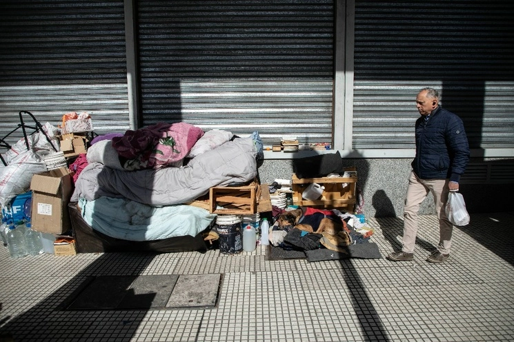Con miles de personas durmiendo en las calles por no poder pagar el alquiler (la imagen, ayer en Buenos Aires), el oficialista Unión por la Patria confía en recuperar el voto del peronismo enojado que, considera, dio la victoria a la ultraderecha el domingo pasado en las PASO. Foto Xinhua