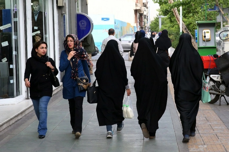 La llamada policía de la moral regresó a las calles de Irán para vigilar que las mujeres cumplan con el código de vestimenta. Foto Ap