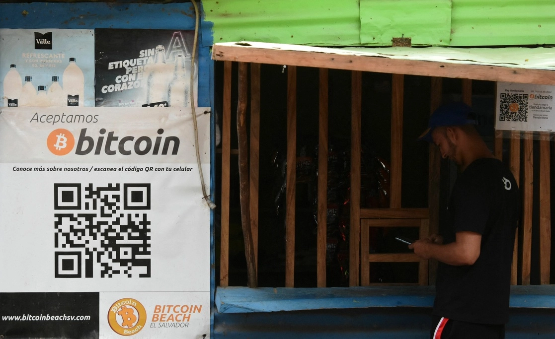 El Salvador se convirtió en el primer país del mundo en adoptar la criptomoneda Bitcóin como una de curso legal. La imagen, en San Salvador, el 9 de junio de 2021. Foto Afp