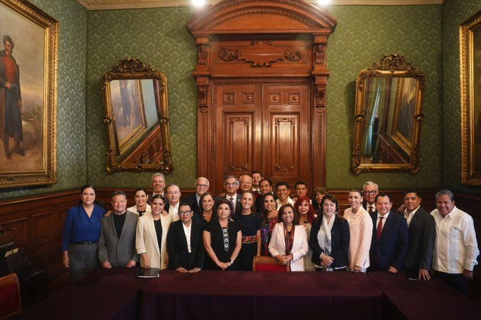 "En Palacio Nacional nos reunimos con las y los gobernadores de los estados adscritos a IMSS-Bienestar. Entre todos hacemos realidad el derecho del pueblo a la salud de calidad, universal y gratuita", publicó la presidenta Sheinbaum junto con esta fotografía 