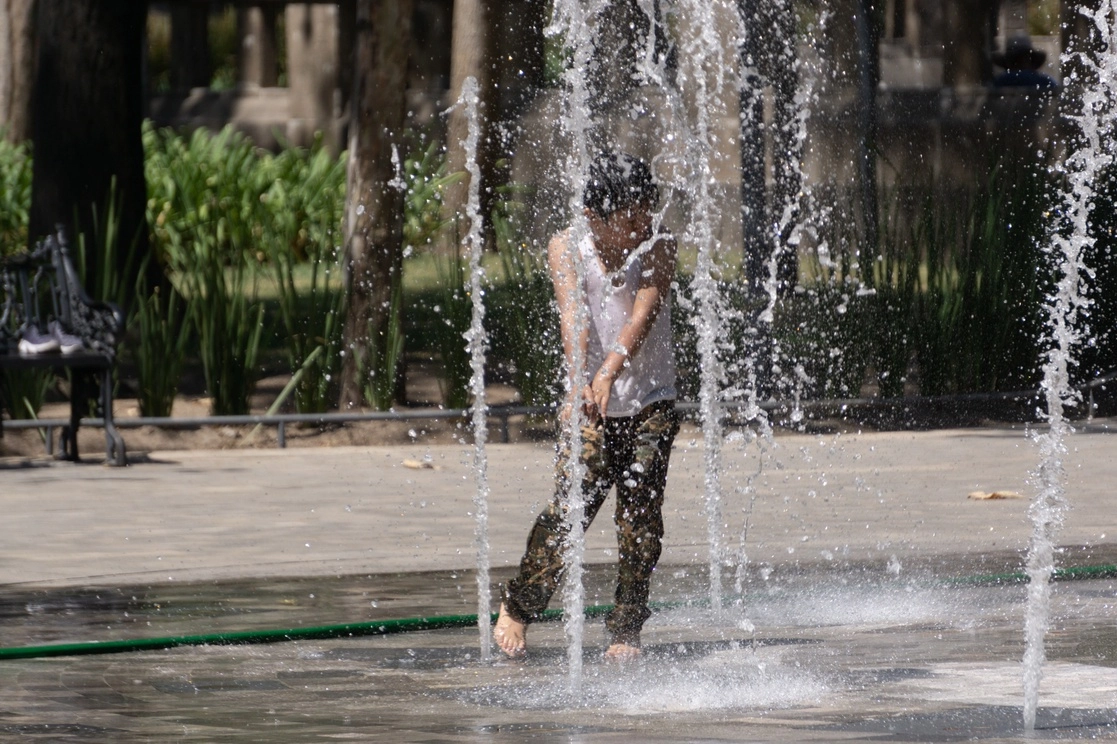 Un niño juega en una de las fuentes de la Alameda del Centro Histórico de la Ciudad de México, el 22 de marzo de 2021. Foto Pablo Ramos
