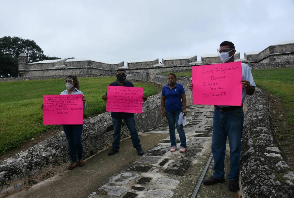 Manifestación de trabajadores del INAH en el estado de Campeche en contra del recorte presupuestal y la falta de prestaciones. Foto Cuartoscuro / Archivo