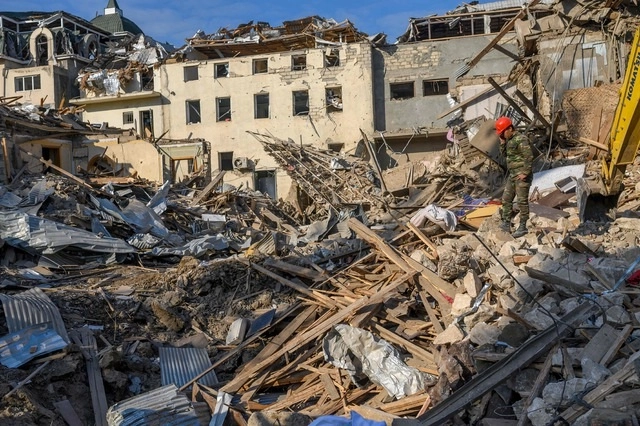Edificio bombardeado en Ganya, pese a la tregua humanitaria pactada entre Armenia y Azerbaiyán. Foto Afp