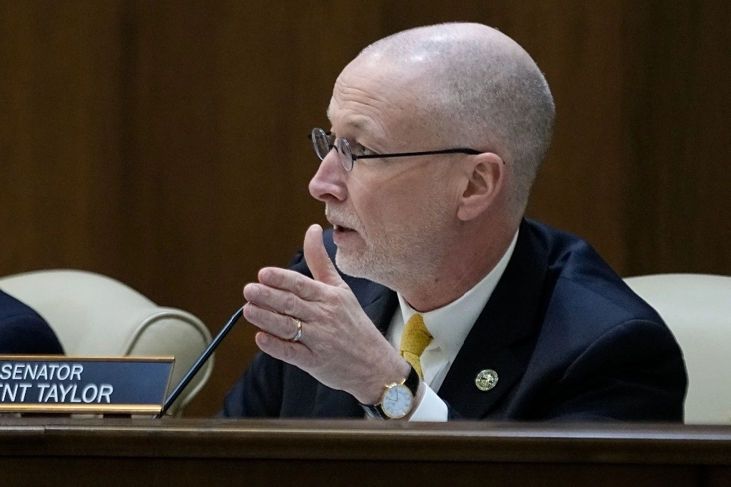 El senador republicano Brent Taylor hace una pregunta durante una reunión del Comité Judicial del Senado, en febrero pasado,  en Tennessee. El gobernador de ese estado, Bill Lee, firmó un proyecto de ley que requeriría la aplicación de la ley para que la autoridad local se comunique con las autoridades federales de inmigración si descubren que hay personas indocumentadas en el país. Foto AP