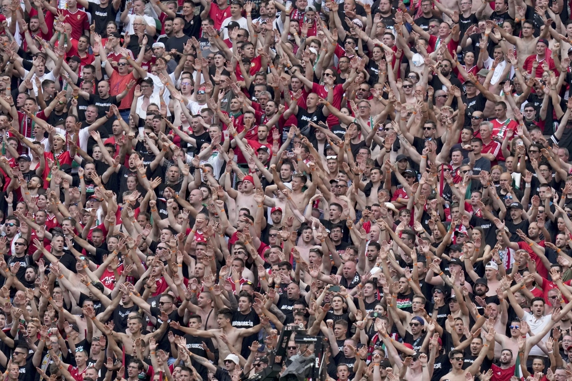 Fanáticos durante el partido del grupo F de la Euro 2020 entre Hungría y Francia, en el estadio Ferenc Puskas en Budapest, el 19 de junio pasado. Foto Ap