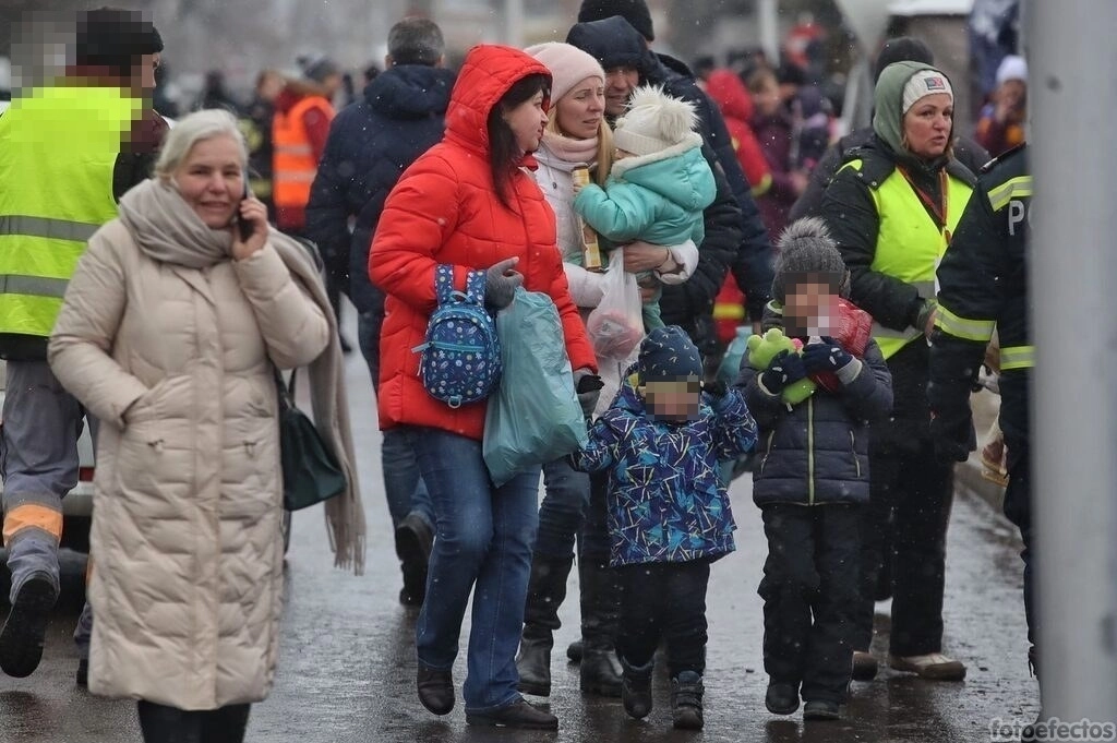 Refugiados ucranios ingresan a Rumania por la ciudad de Siret, ubicada en los límites de ambas naciones. La frontera se mantiene cerrada debido a la guerra entre Rusia y Ucrania, y solo pueden ingresar desde territorio ucranio mujeres y niños, el 2 de marzo de 2022. Foto Marco Peláez