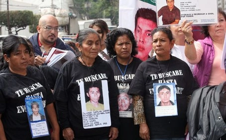 Familiares de desaparecidos, durante una protesta frente a la Comisión Ejecutiva de Atención a Víctimas. Foto Guillermo Sologuren / archivo