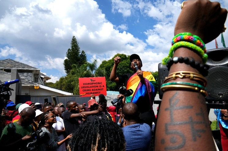 Protesta en Sudáfrica contra la ley anti-homosexualidad promulgada en Uganda, el 4 de abril pasado. Foto Ap