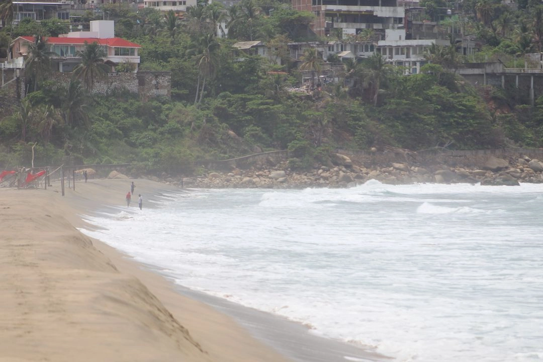 El fenómeno mar de fondo se registró el pasado fin de semana en Pie de la Cuesta, Guerrero, por lo que lugareños temen la presencia de un tsunami. Foto 