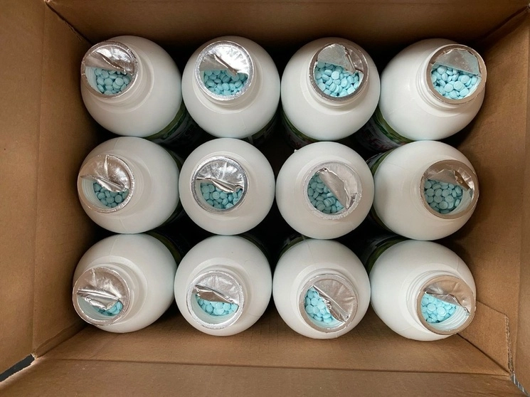 Paquete con frascos con supuesta proteína fueron confiscados por la Guardia Nacional ya que en realidad contenían pastillas de fentanilo. Imagen tomada de @GN_MEXICO_ / archivo