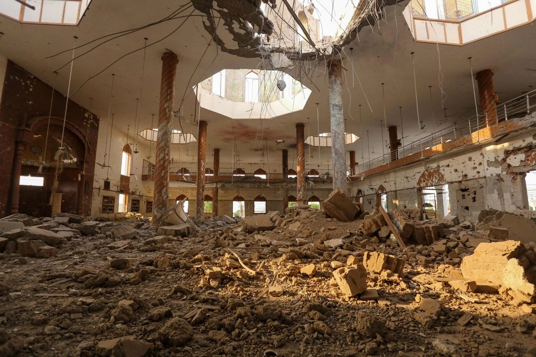Vista general de la estructura dañada de un seminario islámico tras los ataques indios en Ahmedpur Sharqia, a unos 7 kilómetros de Bahawalpur, en la provincia pakistaní de Punjab, el 7 de mayo de 2025. India y Pakistán intercambiaron artillería pesada a lo largo de su disputada frontera el 7 de mayo, después de que Nueva Delhi lanzara mortíferos ataques con misiles contra su archirrival, en el peor episodio de violencia entre estos vecinos con armas nucleares en dos décadas. 
