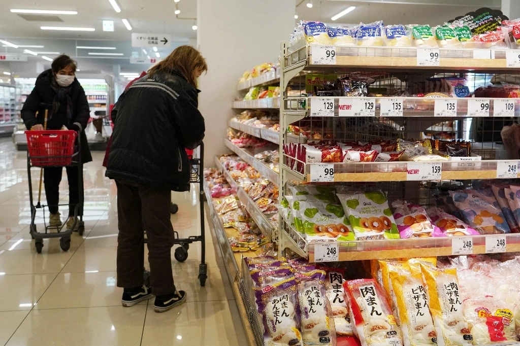 Consumidores en una tienda de autoservicio en imagen de archivo. Foto Afp