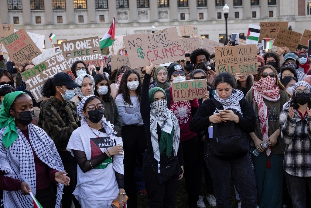 Simpatizantes palestinos se reúnen para una protesta en la Universidad de Columbia. Foto Ap