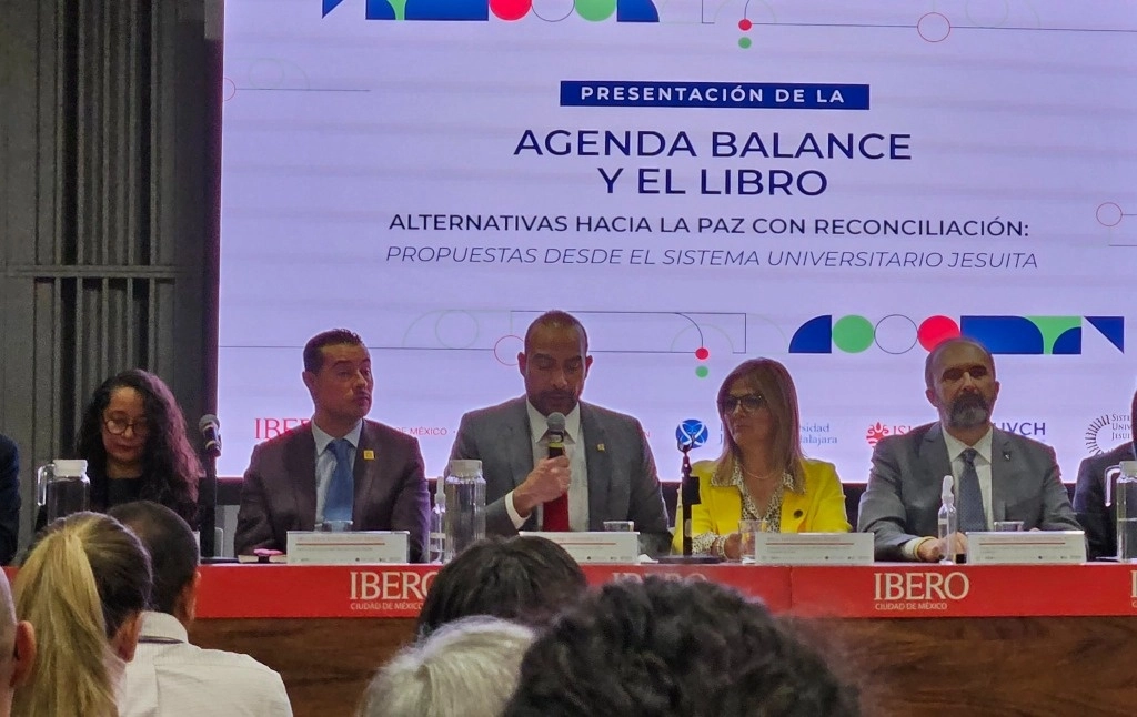 Al centro, Luis Arriaga Valenzuela, rector de la Universidad Iberoamericana CDMX. Imagen tomada de https://twitter.com/IBERO_mx